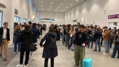Colas este martes a primera hora de la ma�ana en la estaci�n provisional de tren de A Coru�a por un retraso de m�s de 40 minutos en el tren procedente de Vigo