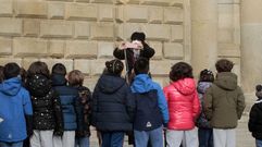 Una profesora hace una foto a sus alumnos en la conmemoraci�n del d�a de la paz en el colegio de los Escolapios de Monforte