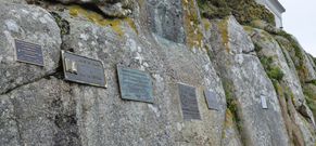 La placa estaba situada junto a otras, en una pared pr�xima al faro. 