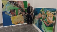 El artista con dos de las pinturas en formato grande que forman parte del dep�sito del Reina Sof�a