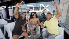 DUX. Sanxenxo. Este local situado en el puerto deportivo con m�s ambiente del verano es casi parada obligatoria de cualquiera que se acerque al municipio. A partir de las nueve de la noche triunfa el servicio de botella. Se realiza la reserva de la mesa a trav�s de una plataforma y se sirve por botella en funci�n del n�mero de personas que realicen la reserva. M�sica, buena compa��a y una terraza de 240 metros es el combinado perfecto. 