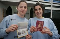 Silvia y Claudia, ayer, con los pasaportes preparados. 