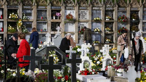 El cementerio de Santa Mara la Nueva en Noia se llen de flores en honor a los fallecidos