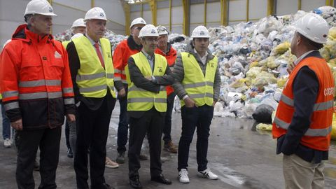 El consejero de Infraestructuras del Principado de Asturias, Benigno Fern�ndez Fano (2i), acompa�ado por el gerente de Cogersa, Santiago Fern�ndez (i), durante la visita que realiz� hoy a la nueva planta de separaci�n de envases ligeros que permitir� optimizar el reciclado de hasta 25.000 toneladas de los productos que se depositan en los contenedores amarillos. El Consorcio de Gesti�n de Residuos de Asturias (Cogersa) ha puesto en funcionamiento una nueva planta de separaci�n de envases ligeros, que permitir� optimizar el reciclaje de hasta 25.000 toneladas al a�o de los productos que se arrojan a los contenedores amarillos.