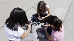 Adolescentes mirando el mvil