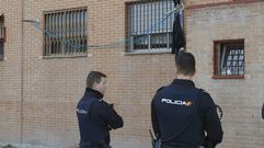 Dos agentes custodian el domicilio de una de las �ltimas v�ctimas de la violencia machista