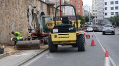 Un carril de la avenida do Rei permaneci� el s�bado por la ma�ana ocupado por la maquinaria necesaria para acometer las catas.