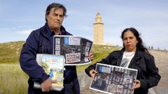 Los padres del ni�o sin escolarizar muestran carteles alusivos a la inclusi�n en la educaci�n.