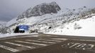 Lugar del accidente en el que perdi la vida un hombre tras ser atropellado en las inmediaciones de la estacin invernal asturiana de Fuentes de Invierno mientras colocaba las cadenas de su vehculo,