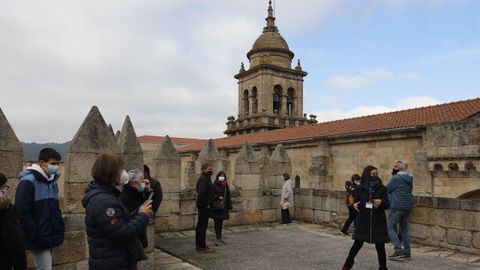 El recorrido tiene una duracin de 45 minutos y se completa con la visita al interior del templo