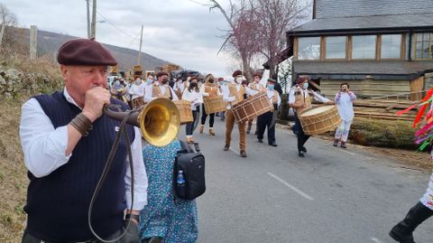 El folin de Mormentelos en el desfile de Vilario de Conso