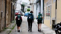 Tres peregrinas pasan por la calle A Santi�a, la �nica zona del Camino de Santiago a su paso por la urbe que est� pendiente de arreglar.