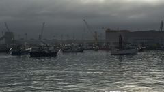 Siguiendo los bancos de bocarte, barcos de distintas comunidades formaron colas el pasado agosto en el puerto de A Coru�a para descargar sus capturas