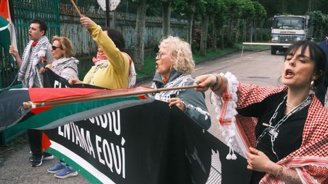 Protesta en la f�brica de armas de Trubia