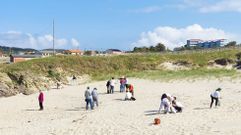 Limpieza de la playa de O Vilar en una iniciativa de Recinor y del Rotary Club