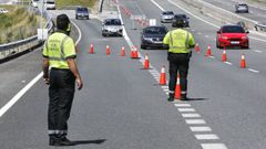 Controles de la Guardia Civil de Tr�fico en la comarca de Pontevedra. Imagen de archivo