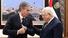 Anthony Blinken (izquierda) junto a Mahmud Ab�s (derecha).