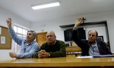 G�mez ?derecha?, nuevo portavoz, y Casta�o ?izquierda? al votar para que V�zquez no continuase.