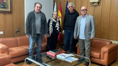 Eladio Santos, a la derecha, con representantes de asociaciones memorialistas.