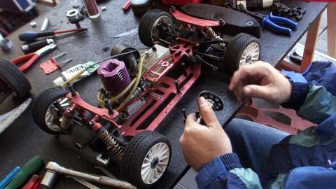 Un hombre monta un veh�culo de automodelismo.