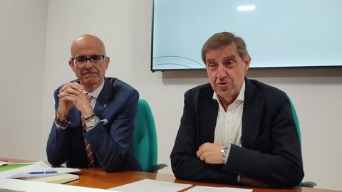 El portavoz del Grupo Municipal Socialista en el Ayuntamiento de Oviedo, Carlos Fern�ndez Llaneza, y el concejal Jorge Garc�a Monsalve, en rueda de prensa.
