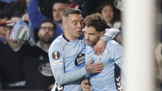 Javi Rueda, celebrando con Iago Aspas su primer gol en Europa League, en el Celta-Olympique de Lyon.