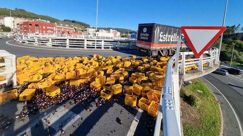 Cajas de cerveza caídas en la parte elevada de la rotonda de Sabón.