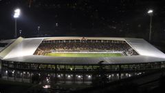 Vista nocturna del estadio de A Malata.
