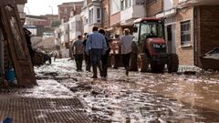 Varias personas revisan los estragos dejados por la dana en Utiel, Valencia, en una imagen de archivo.