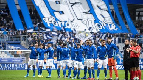 Los jugadores del Oviedo antes del comienzo del encuentro ante el Cdiz