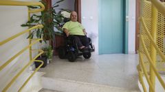 Gerardo, ante las escaleras y el ascensor que no funciona. 