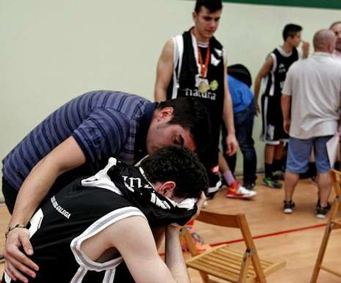 Un jugador del equipo lucense llora tras quedar eliminado.