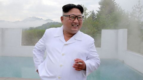 El lder norcoreano Kim Jong-un en una visita al distrito de aguas termales en Yangdok-gun, provincia de Pyongan del Sur, en una imagen de archivo.