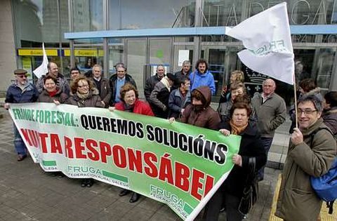 Los manifestantes se concentraron delante de la delegaci�n de la Xunta en A Coru�a.