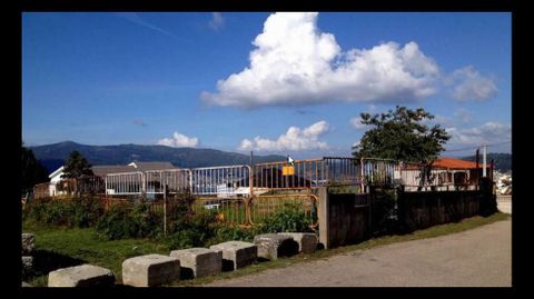 Una nueva vuelta de tuerca a los cierres de fincas. En este monte de A Madroa han usado vallas amarillas de obras a modo de cerca.