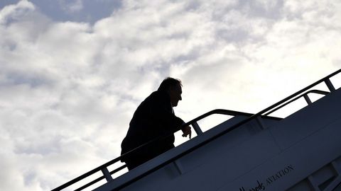 Mike Pompeo subiendo al avi�n con destino a Bruselas