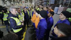 El presidente de la Xunta, Alfonso Rueda, durante su visita a las instalaciones de Gadisa en el polgono dePiadela