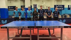 Jugadores del Arteal Santiago y del Olot antes del partido de este viernes. Los compostelanos derrotaron al l�der de la Superdivisi�n masculina de tenis de mesa.