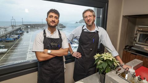 Adrin Loureiro y Alberto Cuenca, ante uno de los ventanales de Faena