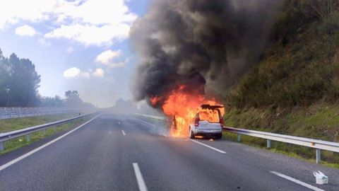 El coche ardi en sentido hacia Porrio