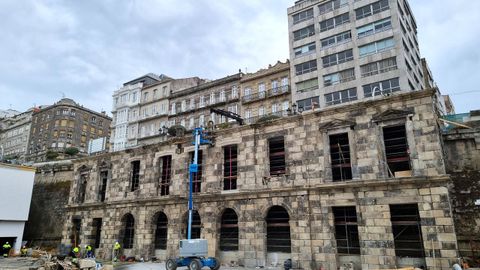 Las piedras de la antigua estacin ferroviaria de Vigo se tiraron en Redondela y ahora se empotrado solo la fachada en el muro de Urzaiz.