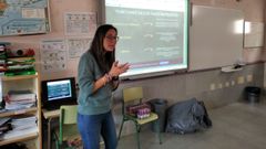 Mar�a Jos� Navarro, nutricionista del centro de salud de Santa Cruz, en Oleiros, durante una de las charlas a escolares. 