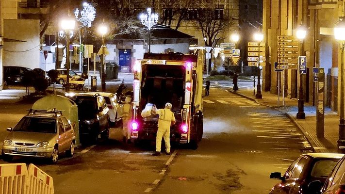 Un cami�n de la basura haciendo su recorrido nocturno.