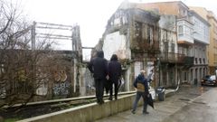 En la imagen, tomada este lunes, lo que queda de la fachada de la casa de Carvalho Calero (primer edificio con balcones por la izquierda)