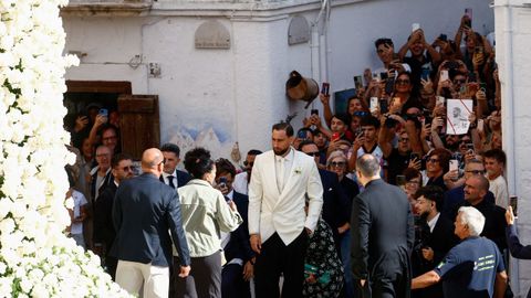 Gianluigi Donnarumma, portero del Manchester City, llega entre la expectativa del p�blico a la iglesia de San Giorgio Martire
