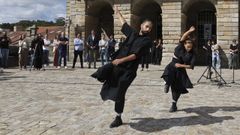 Colectivo Glovo, una de las compaas participantes, ofreci este mircoles en el Obradoiro un fragmento de Tab para presentar la programacin de Camio Escena Norte