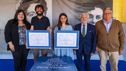 Os premiados, coas autoridades asistentes ao acto.