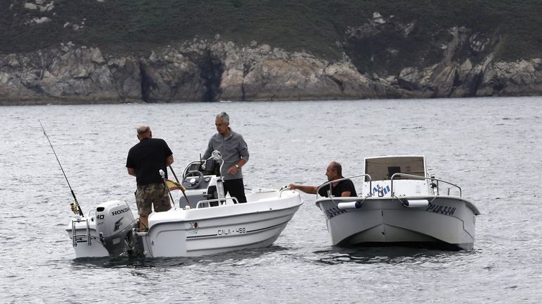 Pescadores recreativos en la ría de Viveiro, en una imagen del verano del 2023