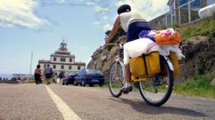 Un ciclista llega a Fisterra