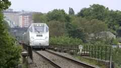 Un tren Alvia, saliendo de la estaci�n de Lugo. 